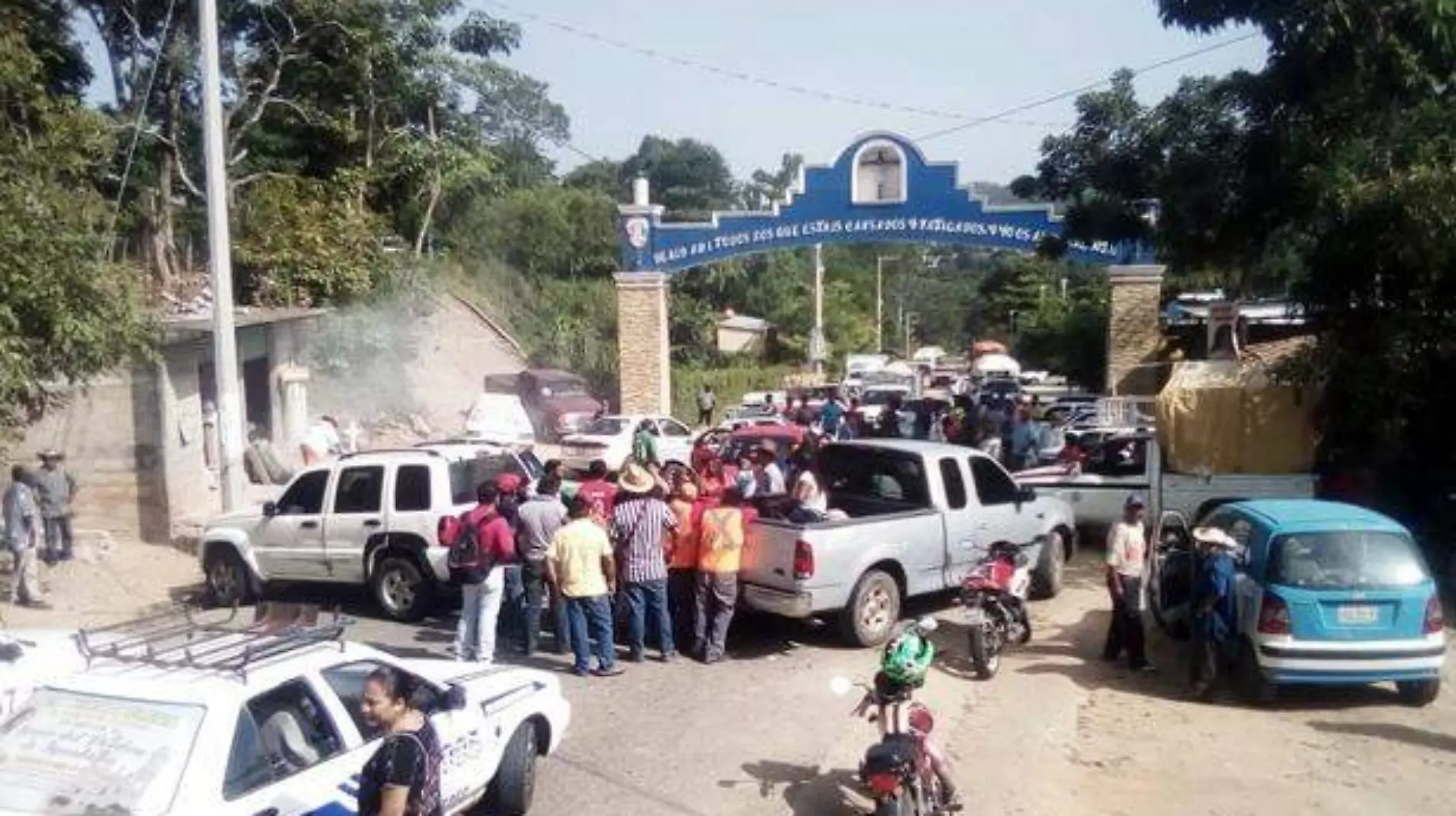 Bloquean acceso a pueblo y carretera ometepec igualapa